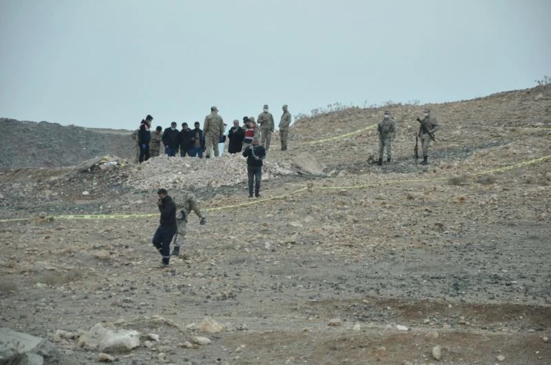 Köpeklerin kazdığı çukurdan ceset çıktı
