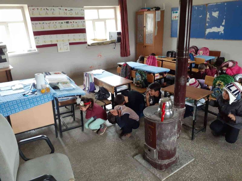 Solhan’daki köy okullarında deprem tatbikatları devam ediyor
