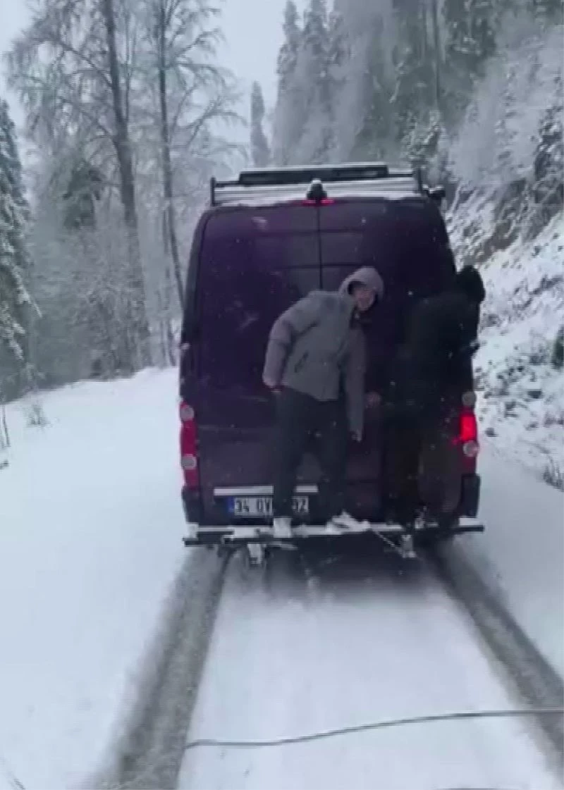 Karla kaplı Yedigöller yolunda çocukların tehlikeli yolculuğu
