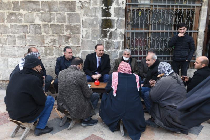 Vali Erin, esnaf ve vatandaşlarla biraya geldi
