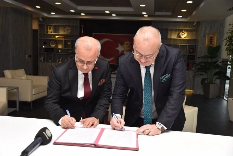 Salihli’de pazaryerinin açık alanlarının üstü kapatılıyor
