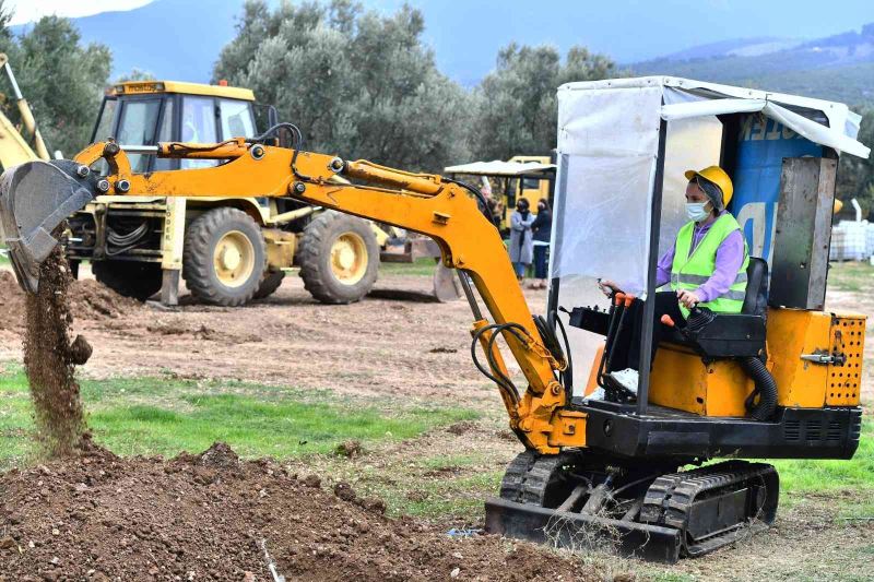 30 kadın, iş makinesi operatörü ve ağır vasıta şoförü olmak için ter döküyor
