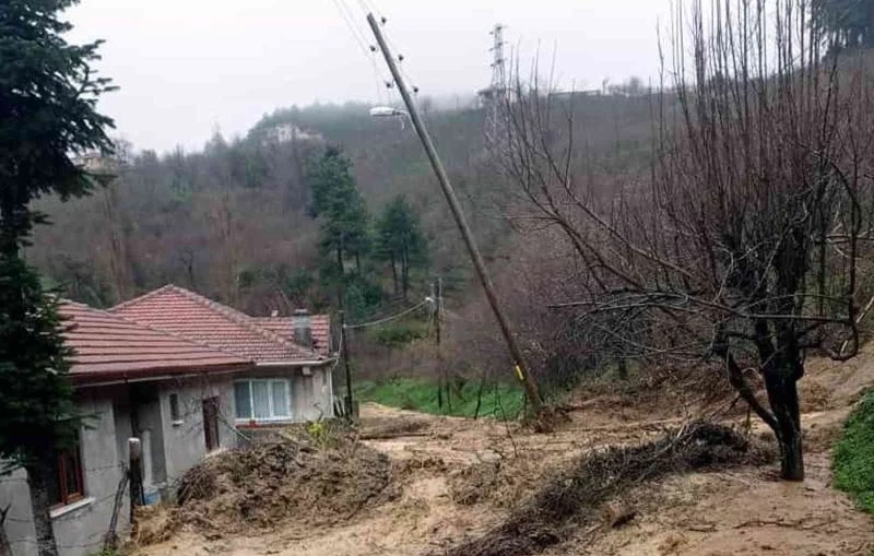 150 haneli köyde meydana gelen heyelan korkuya neden oldu
