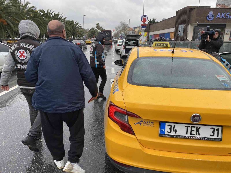 Ceza yiyen taksiciden polise ve gazetecilere tepki: “Sanki mafya yakaladınız”
