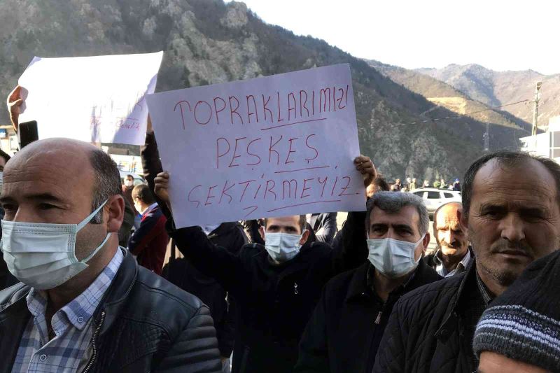 Gümüşhaneliler köylerine ait arazilerin Trabzon’a bağlanmasına tepki gösterdiler
