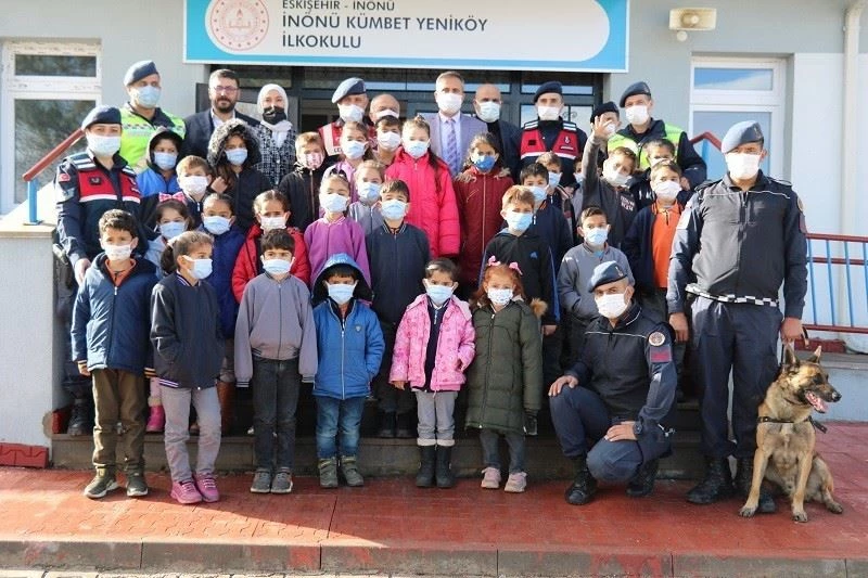 Öğrencilere okul yolunda nelere dikkat etmeleri gerektiği anlatıldı
