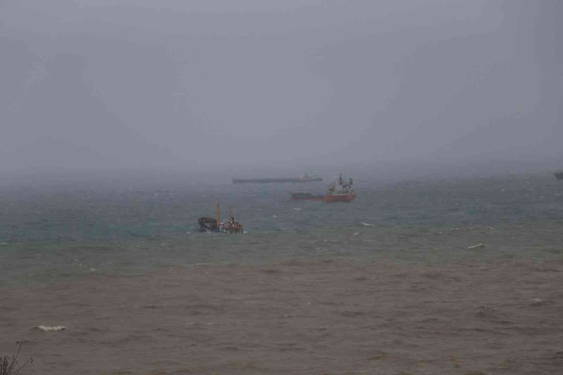 Karadeniz yük gemilerini beşik gibi salladı
