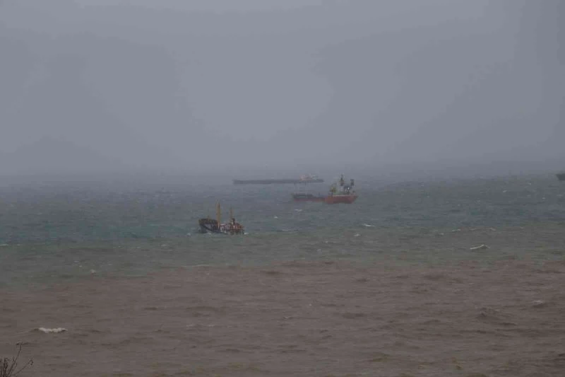Karadeniz yük gemilerini beşik gibi salladı
