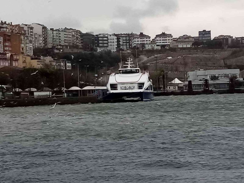 Bandırma’da fırtına deniz ulaşımını olumsuz etkiliyor
