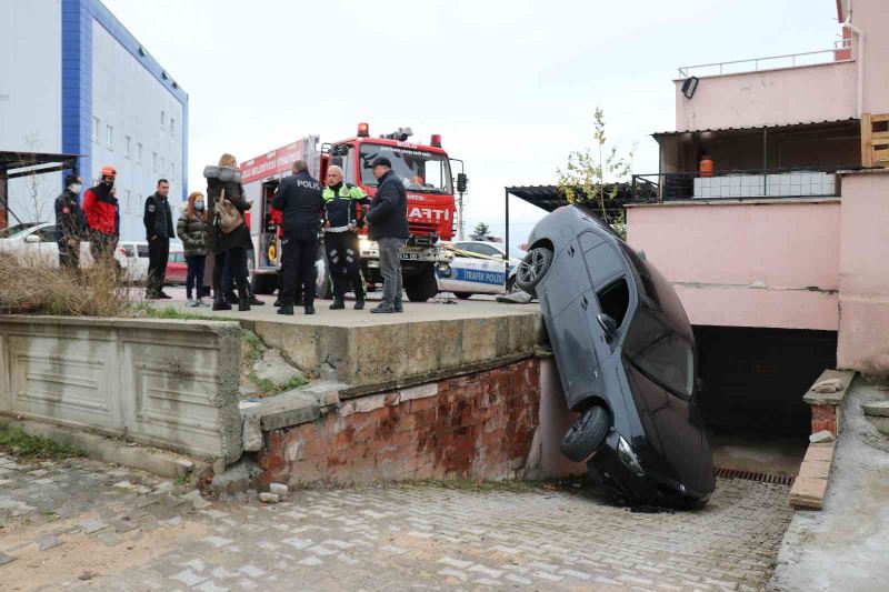 Otoparkın çıkışını şaşıran sürücü 2,5 metreden aşağı düştü
