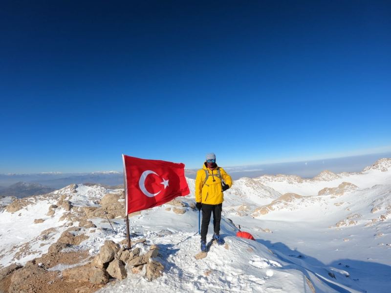 3054 rakımdaki Türk bayrağını yenilediler
