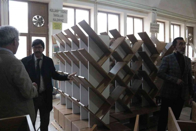 Öğrencilerin hazırladığı masa ve sıralar ihtiyacı olan okullara gönderiliyor
