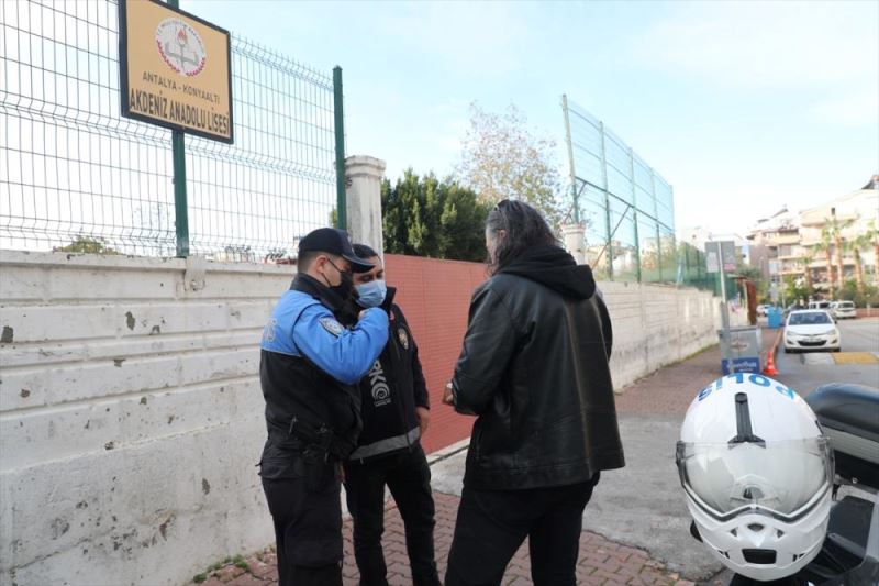 Antalya polisi, çocuk ve gençlerin korunmasına yönelik okulların çevresinde denetim yaptı