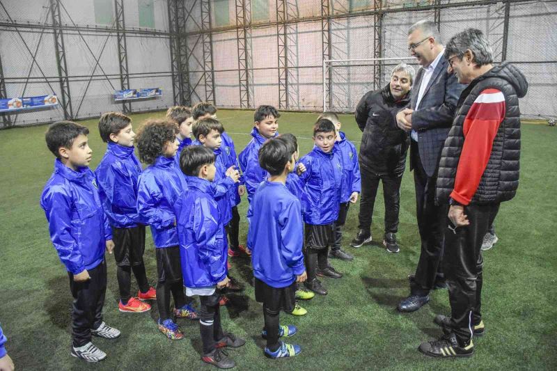 Başkan Özkan’dan altyapı sporcularına sürpriz ziyaret
