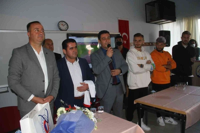 Fethiyespor Teknik Direktörü Dinçel ve futbolcular, öğrenciler ile buluştu
