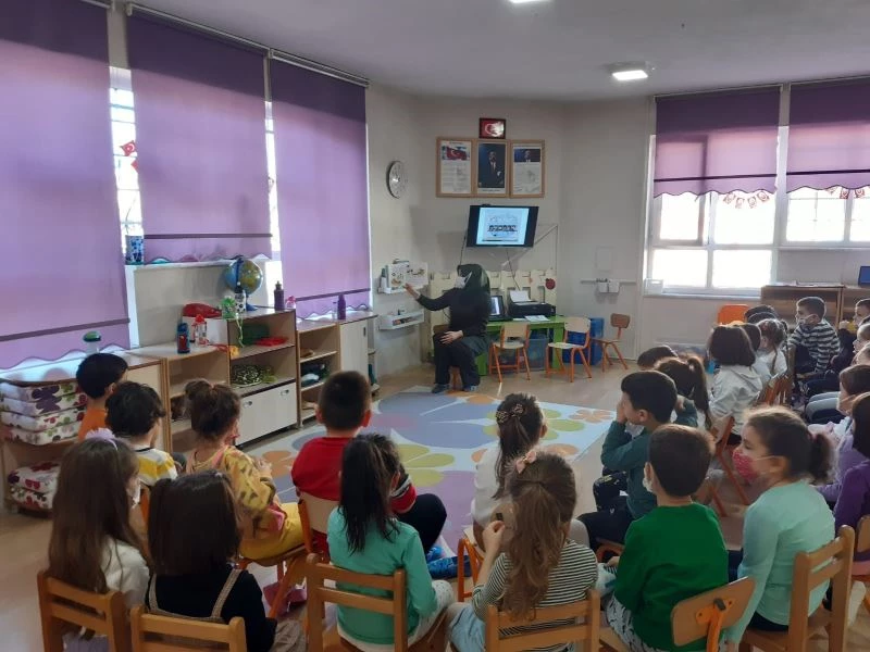 Minik öğrencilere teknolojinin doğru kullanımı anlatıldı
