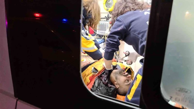 Büfeyi basıp silahlı çatışmaya girdiler : 1’i ağır 3 yaralı
