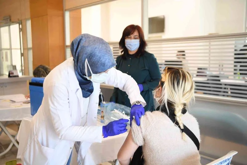 Konyaaltı Belediyesi personeline 3’üncü doz aşı
