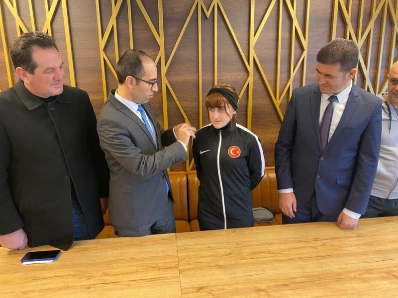 Kaymakamdan dünya üçüncüsüne yarım altın
