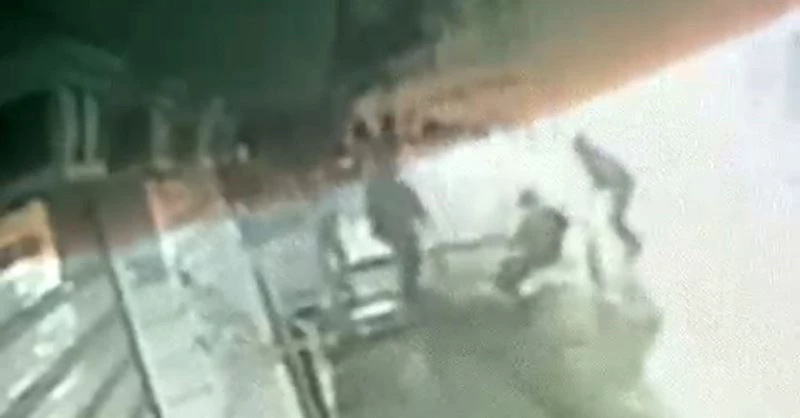 Zeytinburnu’nda sopalı saldırgan bir kişiyi komaya soktu: O anlar kamerada
