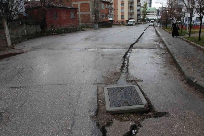 Yenimahalle’de bozuk yollar ve yıkılmış kaldırım, levhalara tepki
