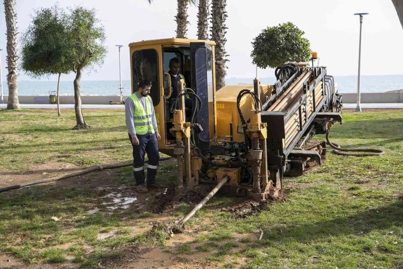 Mersin Büyükşehir Belediyesi, yatay sondaj çalışmasıyla kazı yapmadan sulama borusu döşüyor
