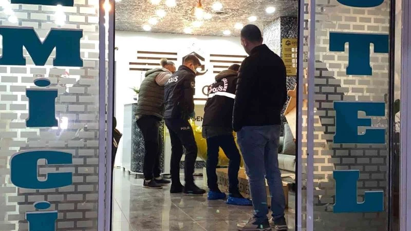 Otel odasında ölü bulunan yabancı uyruklu kadının katil zanlısını annesi ele verdi

