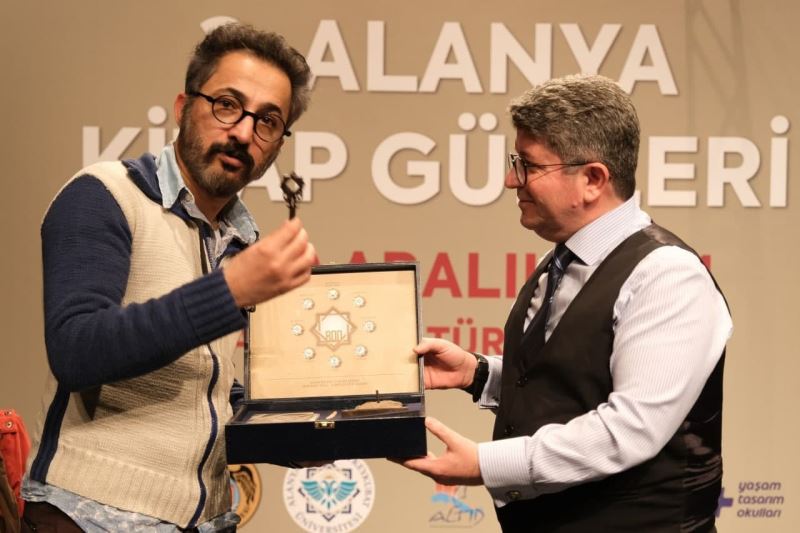 Yazar Menteş: “Roman hayata başka açılardan bakmayı öğretir”
