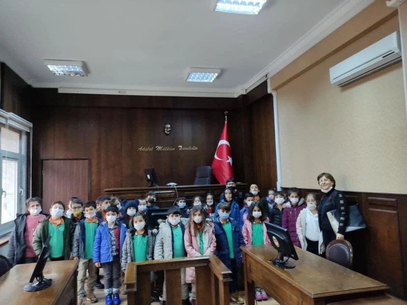Minik öğrenciler meslekleri tanımak için adliyede
