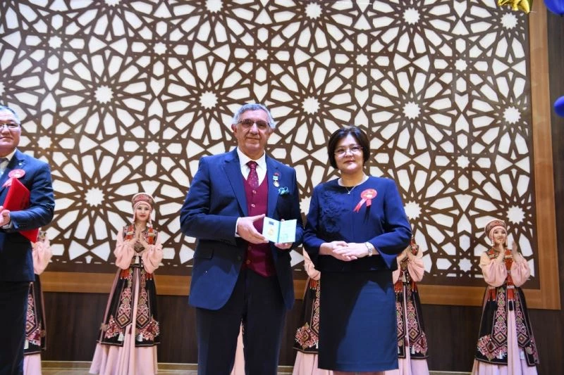 Dadaş Rektöre Kazakistan’dan madalya
