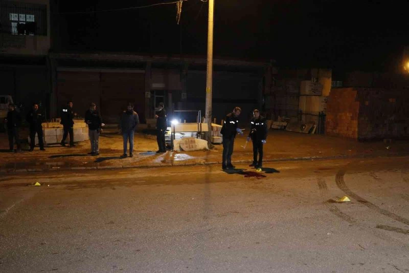 Yolda yürürken silahlı saldırıya uğradılar: Aynı aileden 4 kişi yaralandı
