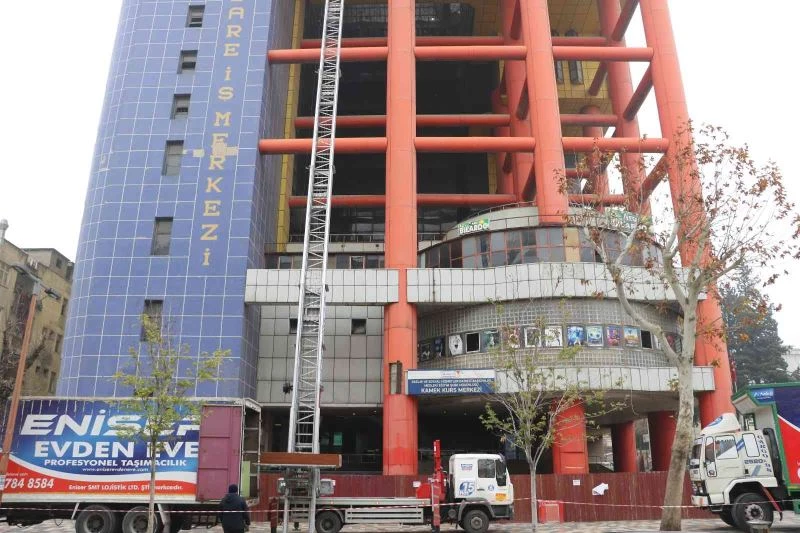 Dünyanın en saçma binasının son kiracısı da taşınıyor
