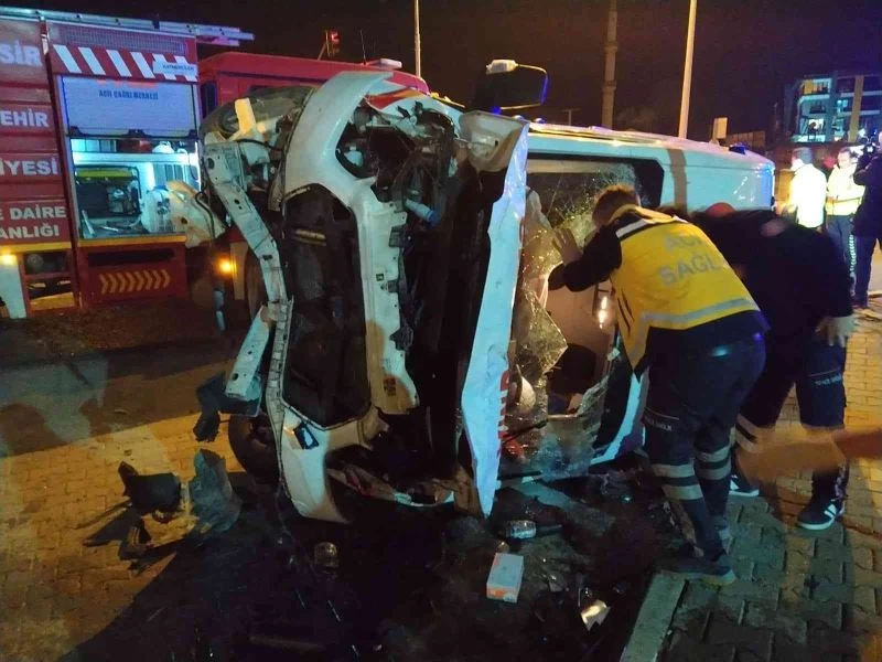 Balıkesir’de ambulansın da karıştığı zincirleme kaza: 3’ü sağlık görevlisi 4 yaralı
