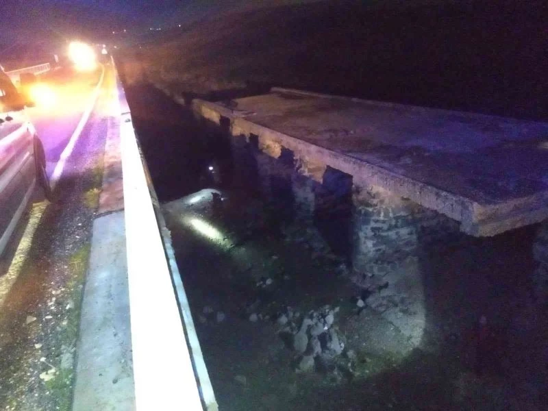 Virajı alamayan otomobil köprünün altına girdi: 3 yaralı
