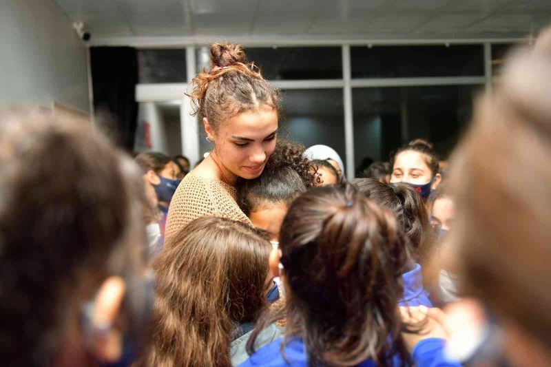 Galatasaraylı voleybolcu ’Kır Çiçekleri’ni ziyaret etti
