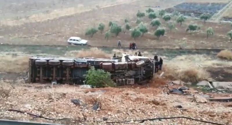 Şanlıurfa’da pikap ile tır çarpışarak şarampole uçtu: 2 yaralı
