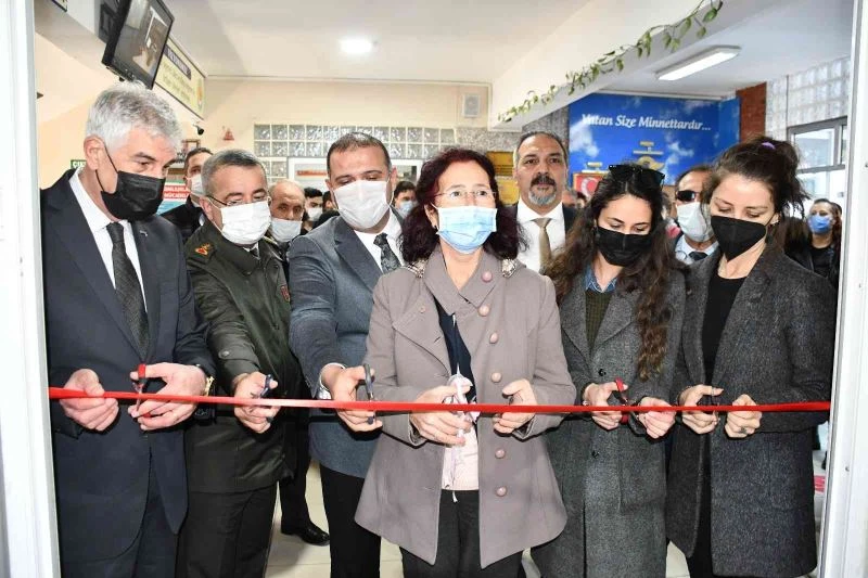 Sökeli hayırseverler okula kütüphane kazandırdı
