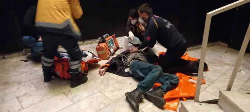 Bir anda yere yığılarak başını çarptı, kaldırıldığı hastanede hayatını kaybetti
