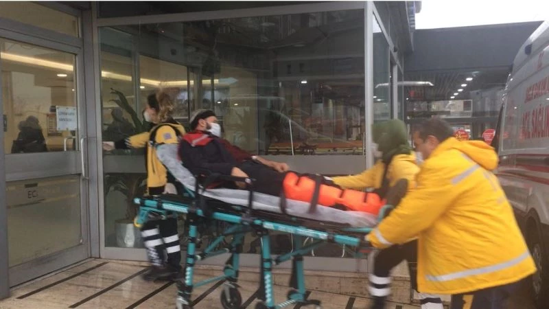 Ayağına demir düşen tersane işçisi yaralandı
