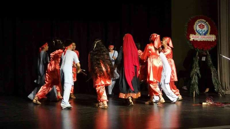 Afganlı gençler ülkelerinde yaşadıkları zulmü tiyatro gösterisiyle gözler önüne serdi
