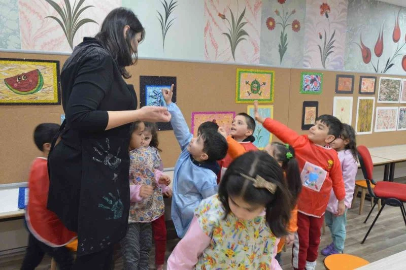 Minik eller hayallerini Ebrulara aktarıyor
