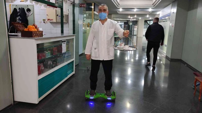 (Özel) Çayları uçarak servis ediyor
