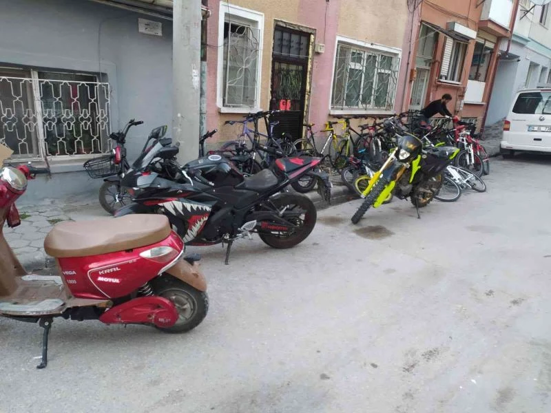 Hırsızlık şüphelisine ait evlerde çok sayıda bisiklet, motosiklet ve silah ele geçirildi
