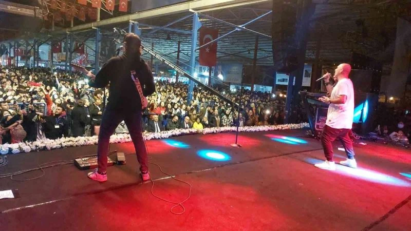 Dörtyol’da vatandaşlar ünlü müzik grubu “Gripin” ile coştu
