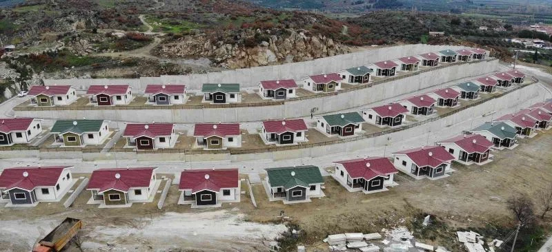 Manisalı depremzedeler anahtarlarını teslim aldı
