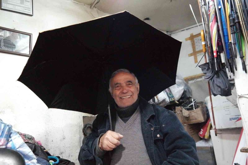  Kırık şemsiyeler Erhan amcaya emanet
