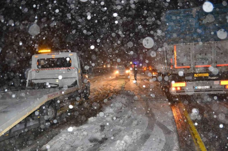 Alacabel’de kar kalınlığı 20 cm’ye ulaştı, tırların geçişine izin verilmiyor
