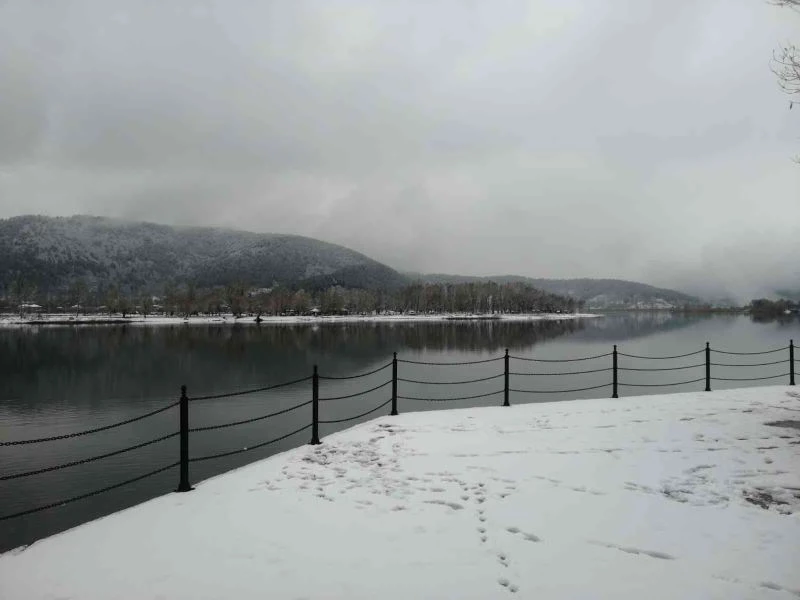 İzmir’in ilçelerine mevsimin karı düştü
