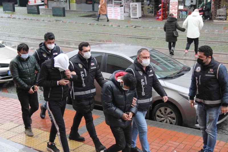 Depoyu kaçak içki üretim hanesine çeviren şüpheliler adliyeye sevk edildi
