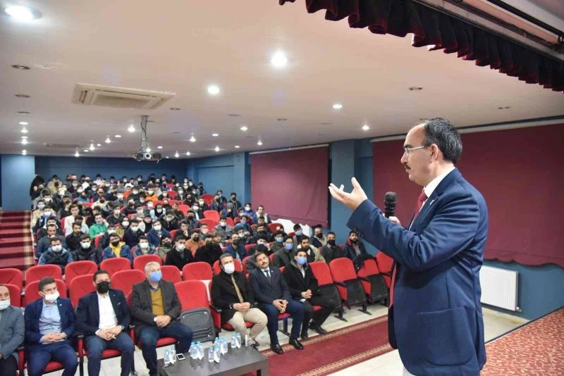 Rektör Beydemir, vakıf gönüllüsü öğrencilerle söyleşiye katıldı
